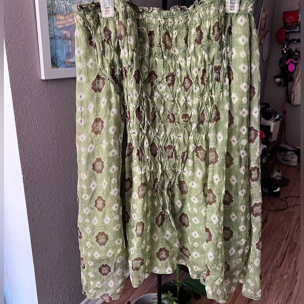 100% silk vintage skirt. Size says XS but I think it could fit XS-M